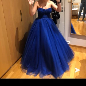 Balklänning - Jag säljer nu min fina marinblåa balklänning som jag köpte av en tjej förra året. Den har använts endast en gång då jag inte fick chansen att använda den pga corona. Storlek 8, XS/S, längd 160-165cm. Pris är diskuterbart då jag vill få den såld. 