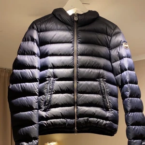 Vinterjacka från Colmar, strl S  - En superfin blå vinterjacka från Colmar. Den är väl använd och säljs därför billigt, köptes för ca 4-5 tusen just för att det är en vinterjacka och inte lätt dun. Förutom att ena dragkedjan är sönder (går att laga) och slitningar längst ner på båda ärmar så är den väldigt väldigt fin. 