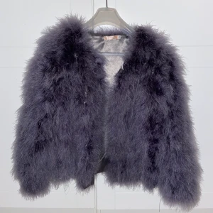 Pälsjacka  - En jacka med fjädrar från miinto köpt för ca 800kr för två år sedan, storlek S 💕 Kan fattas några fjädrar här och där men inget alls som märks när den sitter på ☺️ 199kr + frakten! 