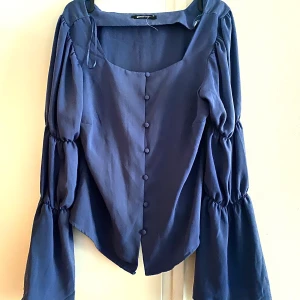 Blå blus  - Blå fin blus från Gina tricot.