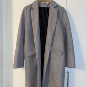 NA-KD Kappa - Säljer denna ursnygga kappa perfekt till detta väder! Använd endast ett fåtal gånger så den är i toppskick. Storlek XS men passar även den som har S. Nypris 799kr. Köparen står för frakt 🤍