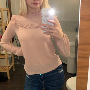 Grunt blus strl xs - Fin rosa blus från grunt använt den några gånger på kalas                                                                    säljer den för 100 kr plus frakt 22 kr = 122💗👍