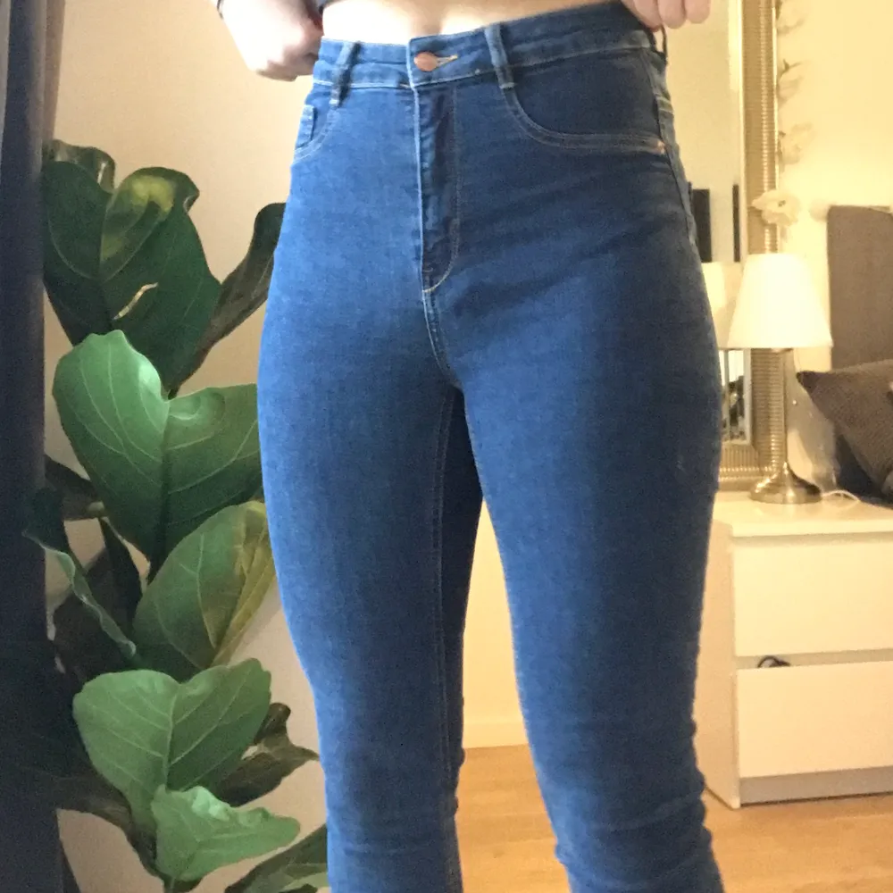 Köpta på ginatricot (modellen heter Molly) vanliga skinny jeans som är mjuka och töjbara. Säljer pga ingen användning. Är i storlek M men passar bra på mig som har S också. Nästan helt oanvända, 50kr utan frakt (63kr) räcker med att du betalar 100kr. Jeans & Byxor.