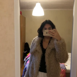 Zara fluffig jacka!  - Beige/brun fluffig jacka från Zara, sitter ned till midjan jätte fint. Den är endast använd en gång,  be om fler bilder ifall det önskas!<3 