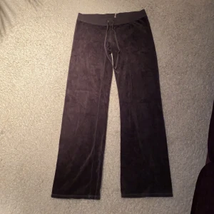 Juicy couture byxor storlek S - Brun/gråa 2000s juicy couture byxor. Köpta second hand men förstora för mig så jag har ej använt dem. Storlek S. LÅGMIDJADE, jättefin passform. Raka och långa i benen! Dessa går inte att hitta på marknaden längre. Kostar nypris mellan 1100-1500kr. Mått: Höfter: 81cm, Innerbenet: 84cm, Från skrevet till byxans kant: 20 cm. Buda på! Budgivningen avslutas 18/11 kl 22! Höj budet med minst 20kr när man budar! :) På sista bilden ser ni en fin moodboard på 2000s lågmidjade juicy byxor! Ledande bud: 400kr