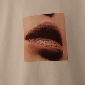 HOODIE - jättefin hoodie men kommer knappt till användning, strl L men jag som är en s har den som lite oversize, så den passar ju både S M L, Kan skickas