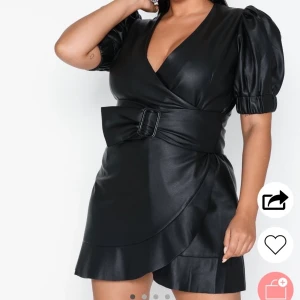 Skinnimitation klänning - Helt ny med lappar kvar. Nypris: 599kr. Säljer pågrund av att jag inte får användning för den. Bilderna är lånade från Nellys sajt. 
