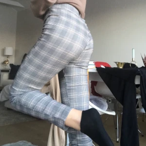 Kostym byxor  - Ett par high waisted kostym byxor från zara från föra hösten. Dom ser väldigt gråa i bilden men är mer brun gråa i verkligheten. Kan mötas up i Stockholm, annars så står köparen för frakten💗 