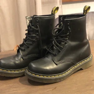 Dr Martens höga  - Knappt 2ggr använda Dr Martens. Nypris: 1500kr