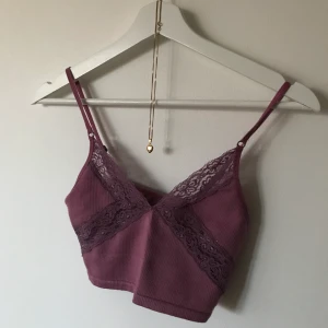 Fint trendigt linne - Köpt här på plick men för litet för mig 🍒 men verkligen så sött linne och skulle passa så bra med ett par blå jeans. Köpt för 165 men kan sälja för mindre om de blir en snabb affär. Den är verkligen super duper fin 🦖🧃🤹🏼‍♂️❤️ fraktas eller möts i Katrineholm 