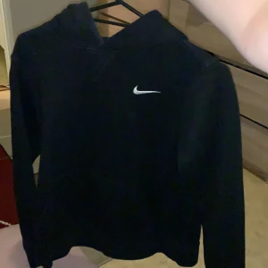 Nike hoodie  - Nike hoodie, använd fåtal gånger. Det är barnstorlek men skulle säga att den är ungefär xs/s. 130kr+30kr frakt 