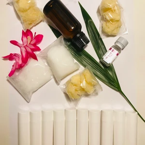 Gör dina egna lypsyl, sockervadd  - Gör dina egna lypsyl med sockervadddoft. Det som ingår: 30 gram bivax, 50 gram kokosolja, 30 gram mandelolja, 3,7 ml smak och doftolja sockervadd, 10 st 8 ml hylsor och instruktion.