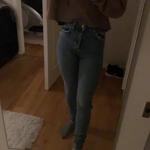 Jeans från Gina strl 32  - Dessa jeans är i bra skick och har andvänt dem ett antal gånger. 
