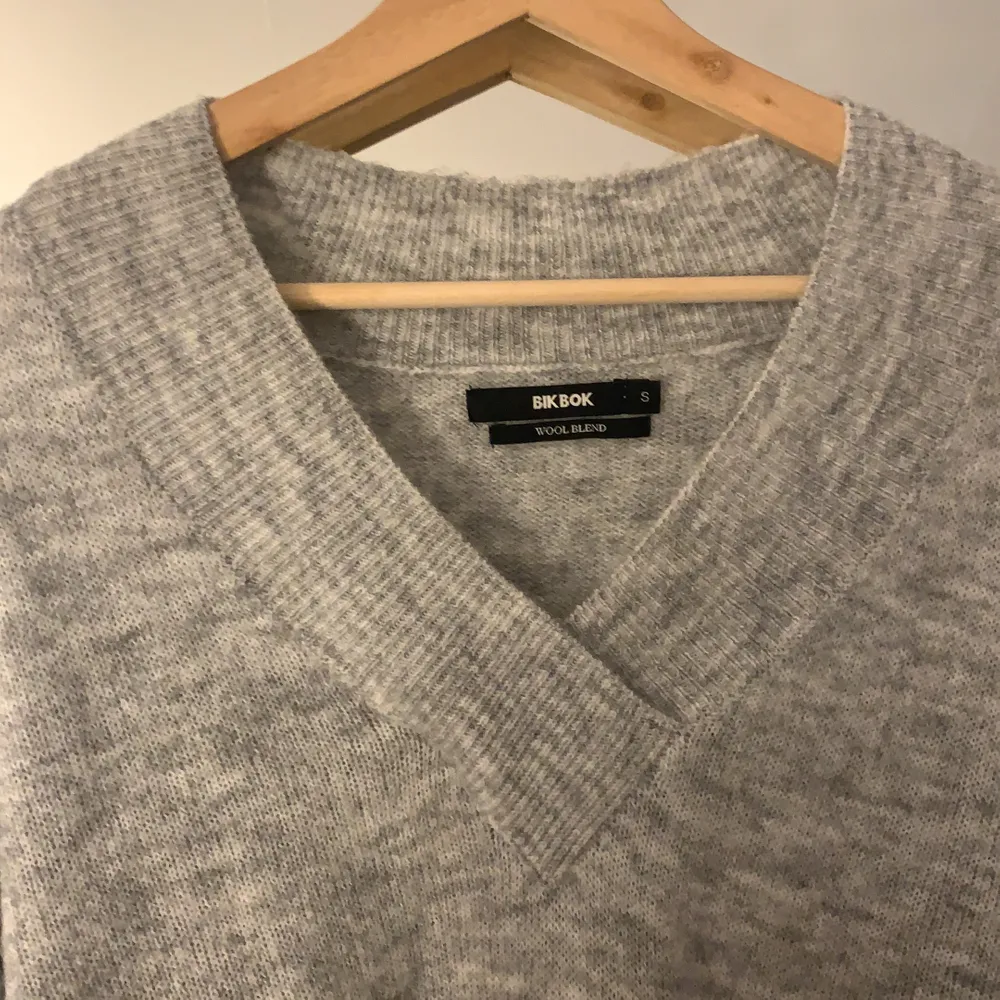Ej jätte fin grå stickad tröja, använd 1 gång, från bikbok storlek S. Stickat.