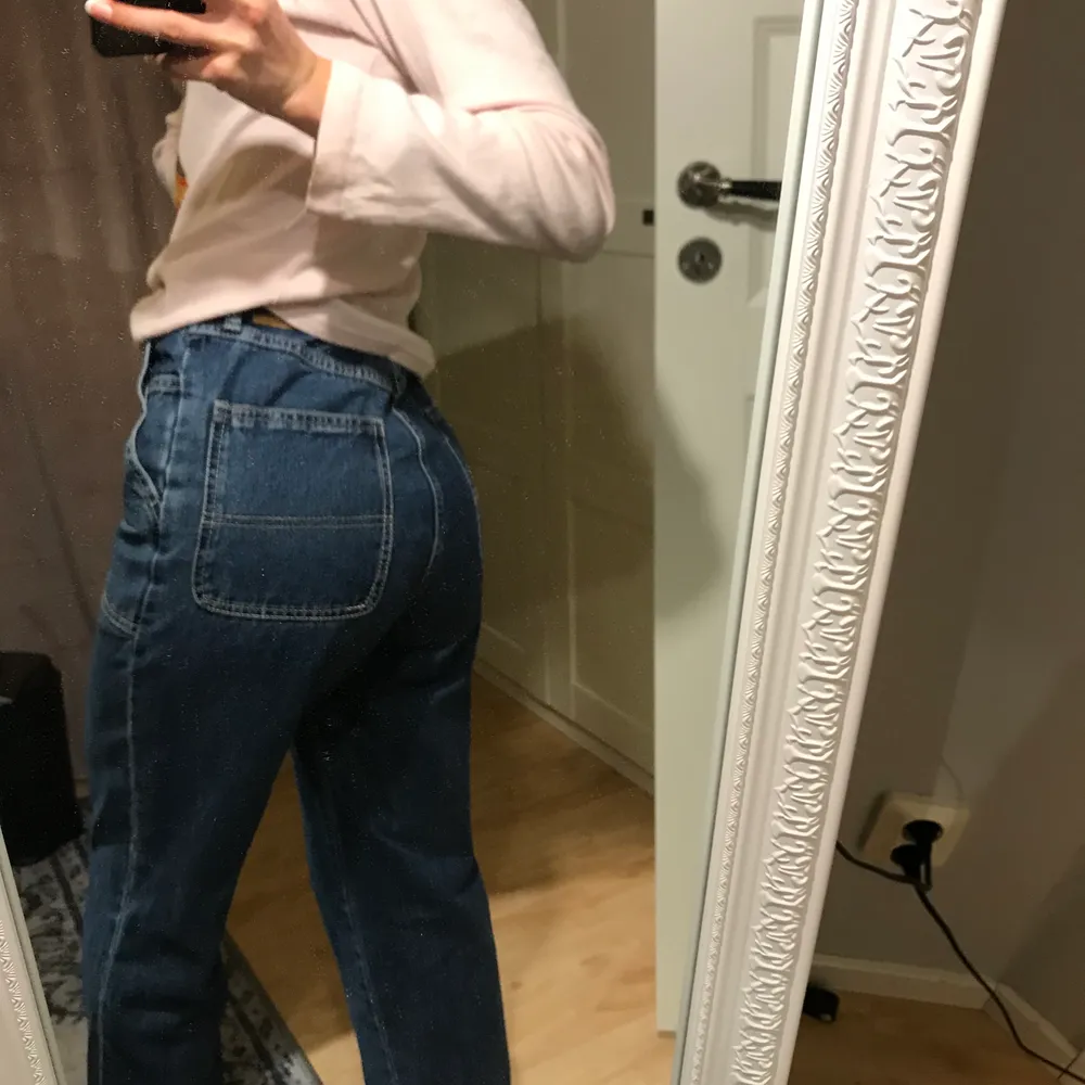 Skit coola snickarjeans från monki. Säljer pga av att jag aldrig använder dom. Använda ett fåtal gånger och i bra skick . Jeans & Byxor.