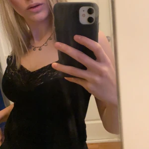 SVART SPETSLINNE (nästintill oanvänd) - Svinsnyggt spetslinne till bland annat fest, tänk till nyår 😍