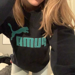 Puma hoodie - Säljer denna vintage puma hoodien. Sjukt snyggt🥺