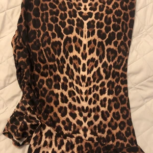 Leopard kjol - Slits, storlek M passar för S skulle jag säga, knappt använd, super fint skick, mötes och fraktar men då står köparen för frakten - tar swish, kontant och kort ❤️. Vid andra frågor är det bara att höra av sig. 😇