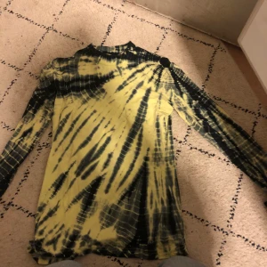 Långärmad tröja från weekday - Långärmad, grön, svart mönstrad tröja från weekday. Använd 2 gånger, så tröjan är i bra skick. Säljer på grund av inte min stil. 