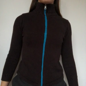 Kofta - Ursnygg speciell kofta fyndad second hand! Säljer då den inte kommit till användning. Inga stundliga defekter. Skriv privat vid intresse. Köpare betalar frakt 