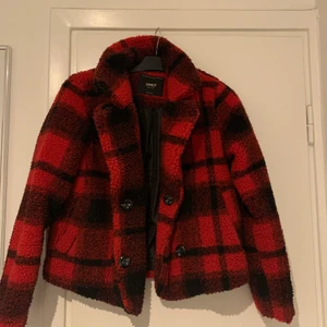 Rutig jacka - Säljer min superfina jacka som jag köpte för 1 år sedan, den är som ny och är knappt andvänd, säljer pga att den inte kommer till andvändning tyvärr