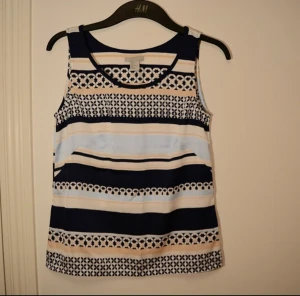  - Linne med härligt mönster och svalt tyg. Den är storlek 34 men skulle passa en 36-38 också. Sparsamt använd.

Köparen står för frakten, hör av dig för mer bilder