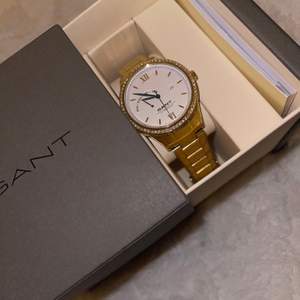 Säljer min fina Gant klocka i färgen guld. Originalförpackning, garantibok m.m medföljer. Nypris: 2499kr. Kan gå ner i pris vid snabbaffär!! 🌸