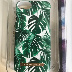 Ideal of Sweden iPhone 6/7/8 skal - Ideal of Sweden skal ”Monstera Jungle” i fint skick till iPhone 6/6S/7/8 säljes. Säljs i originalförpackningen. ☺️📱    Kan hämtas i Hornstull, eller skickas mot fraktavgift! 📦  (22kr med frimärken, 49kr med spårbar frakt)