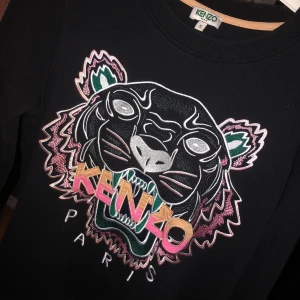 Kenzo tröja - Kenzo tröja i jättebra skick, säljs inte längre så den går inte att få tag på längre. Priset kan diskuteras💗