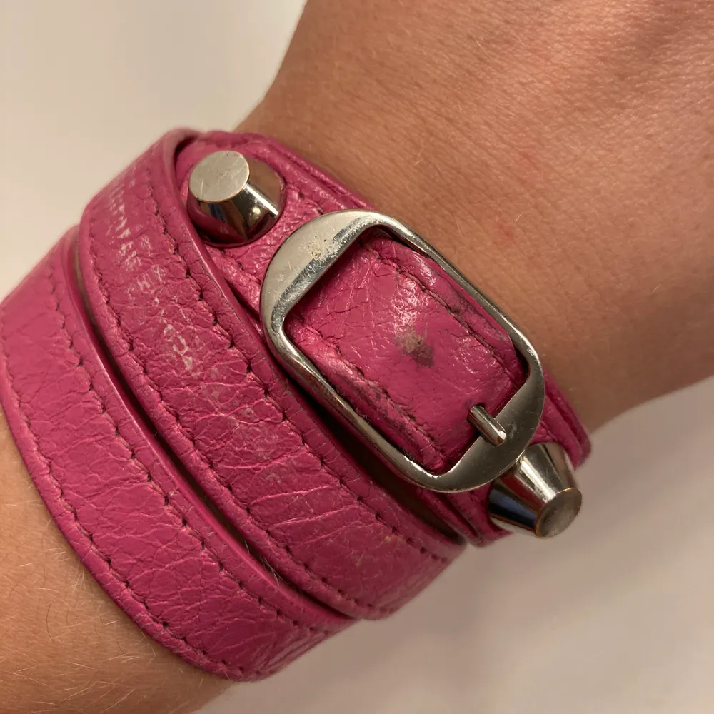 Säljer mitt fina rosa armband pågrund av att jag inte använder det längre. Nypris 1800kr. Armbandet har tappat färg på ett litet ställe som man ser på bilden.. Accessoarer.