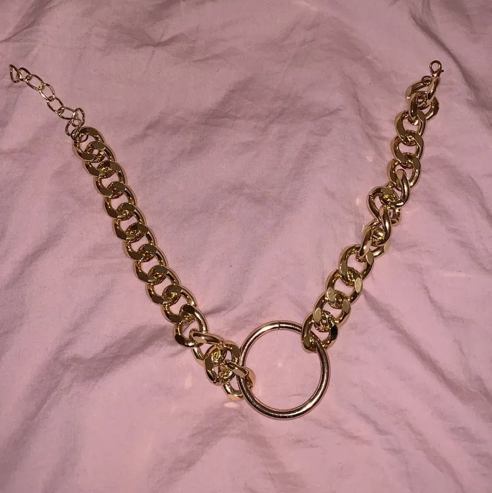 Ett jätte fint halsband som säljs då det aldrig använts från Madlady.väldigt fint skick🤍☺️💕 för 20kr. Accessoarer.