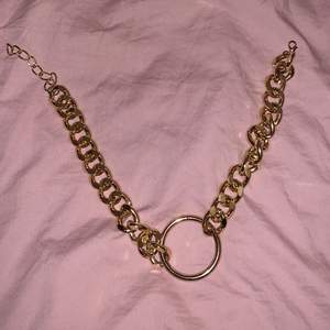 Ett jätte fint halsband som säljs då det aldrig använts från Madlady.väldigt fint skick🤍☺️💕 för 20kr
