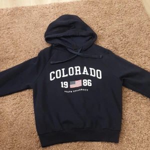 En mörkblå hoodie från gina tricot - Mörkblå hoodie med ull inuti. Knappt använd. 