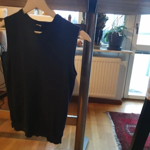 Sleeveles  - Used sleeveles sweater. Used for few days.passar xxs-small. I forgot the brand but it was anice brand. 