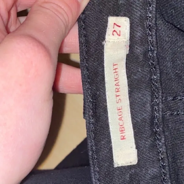 Levis mom jeans i storlek 27 (sitter som S/M, strechiga) sitter snyggt där bak! Jag är 174. Köpta för knappt en månad sen på carlings för 1250kr. Sälj pga att ja gått ner mkt i vikt för min medicin så dom har tyvärr blivit för stora. Super kvalite. Jeans & Byxor.