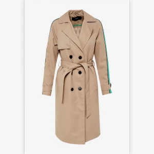 Trenchcoat från Vero Moda  - En fin trenchcoat från Vero Moda i storlek S. Endast använd 1 gång. Skriv i chatt om bilder önskas :) frakt tillkommer 