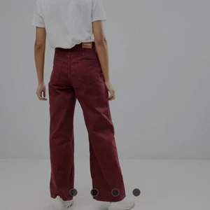 Weekday ace jeans - Sparsamt använda röda jeans från weekday i modellen ace💕💕 de är 25 i midjan och 32 i längd💕 priset är diskuterbart och kan mötas i sthlm💕