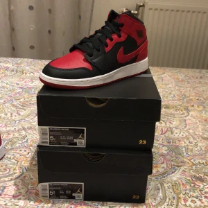 Jordan 1 mid  - Säljer två par Jordan 1 mid banned! Ett par i storlek 37,5 och ett par i 38! Säljer dem för 1250 kr! Pris kan diskuteras! För fler frågor skriv ett meddelande! 