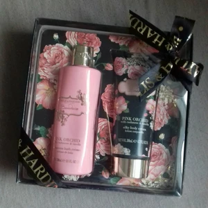 Helt nytt present kitt - Helt ny 300 ml bath creme som är ej testad på djur och fri från paraben köparen står för frakten 😉, body krämen är såld 