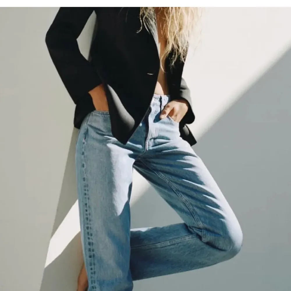 De perfekta ljusblåa jeansen från Zara i modellen mid rise straight full length! SLUTSÅLDA på hemsidan och prislapp kvar! Säljer då jag har andra liknande! Har den perfekta passformen och färgen! Bara att slå till! ;). Jeans & Byxor.