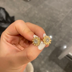 Örhängen - Jätte söta örhängen som ser ut som blommor i guld 🌺 