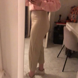 Gina - En av mina favorit byxor! Super fina men för korta för mig. Köpta för 350 tror jag, lite osäker💕