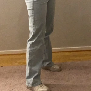 Vida jeans - Byxor från madlady i finaste färgen, säljer för att jag har ett par liknande. Dom har någon slags blekningfläckar på ena benet men ingen man tänker på! 💖