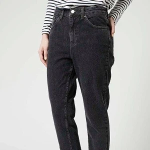 Momjeans från Pull&Bear - Oanvända momjeans från Pull&Bear. Stretchiga i midjan så riktigt bekväma. Cirkapris så buda gärna!