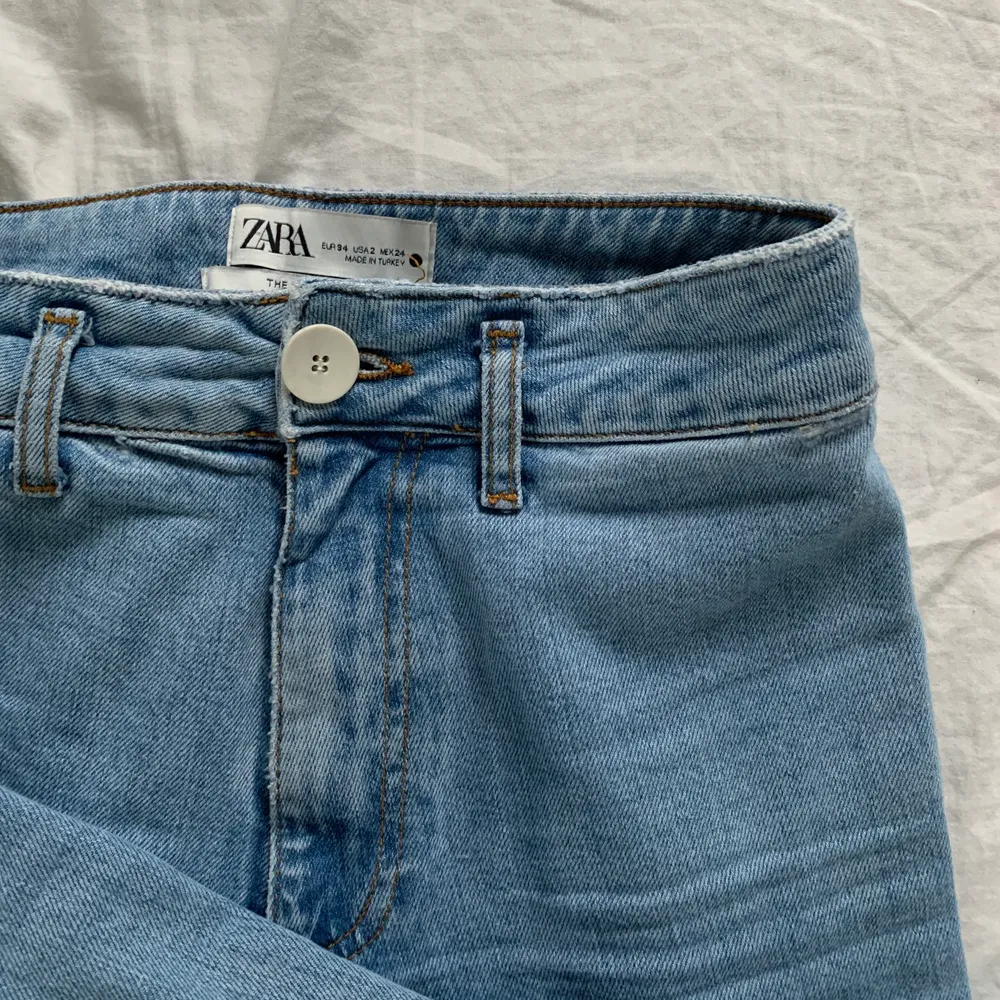 Super sköna, stretchiga och snygga jeans från Zara i ljusblå tvätt 💙 De är tajta uppåt men loose där nere. Köpta för 399kr, säljer för 199kr eller bud 💙 Kan mötas upp eller skicka (+frakt då!) 💙. Jeans & Byxor.