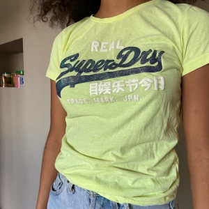 Superdry t-shirt - den är i storlek L, men jag skulle säga att den är M, den är gul/grön, väldigt mjukt material, köpte den för 400