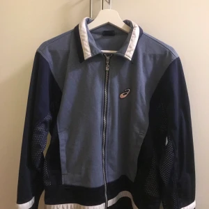 Skön asics tröja strl S/M  - Superfin vintageasics-tröja i mjukt material💞🧃 egentligen storlek S men skulle säga att den passar M eller L. Frakt tillkommer!!💖💫