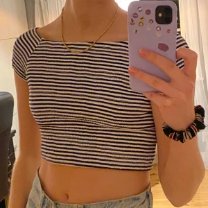 Randig topp - Jättesöt kort och randig topp i storlek S men som passar mig som är M i vanliga fall. Den är i bra skick och endast använd ett fåtal gånger, hör av dig vid frågor💕