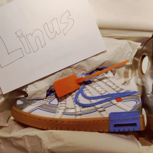 Off-White x Nike Rubber Dunk - Helt nya och oanvända Off-White x Nike Rubber Dunks i storlek 42. Perfekt för dig som vill sticka ut lite extra. 