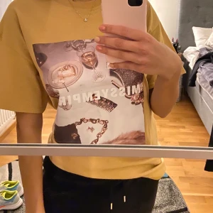 T-shirt  - Cool t-shirt från Missy Empire. Aldrig använd förut, har växt ur den nu men super fint skick! Lite oversized i modellen, Storlek 8 så motsvarande 36💗